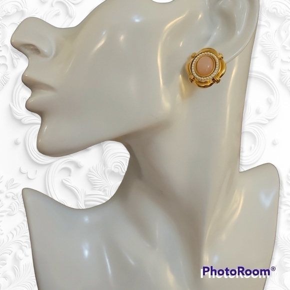 VTG AVON 1988 Goldtone Pearl Victorian Spring Regency Stud Earring Post - Picture 1 of 4